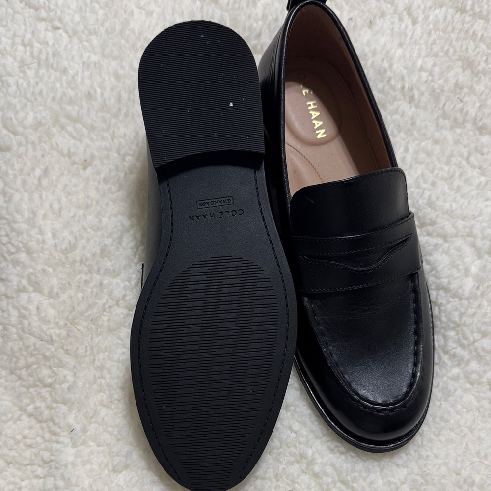 Cole Haan Women's Classic Black Loafers NWOT - Picture 2 of 2